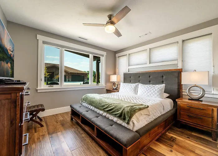 Elegant Creekside Golf Retreat Clubhouse And Pool * Big Horn