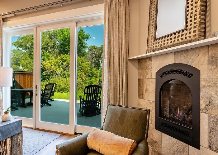 Elegant Creekside Golf Retreat Clubhouse And Pool *