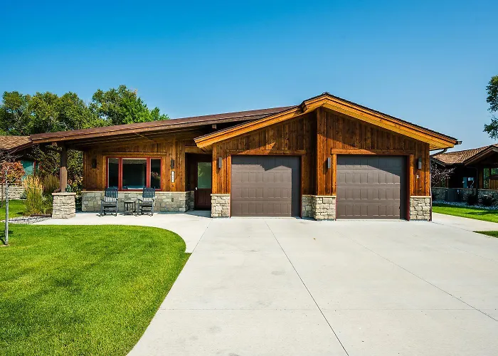 Elegant Creekside Golf Retreat Clubhouse And Pool